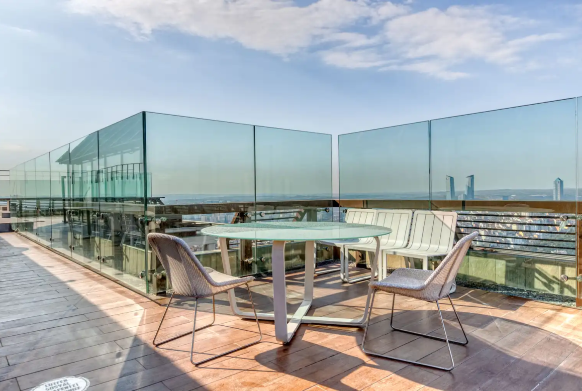 اجاره آپارتمان در یک مجتمع مدرن با باشگاه، باغ و نگهبانی ۲۴ ساعته. واحدی بزرگ و دلباز با دیزاین حرفه‌ای و آماده سکونت. تماس با ترک گشت برای هماهنگی.