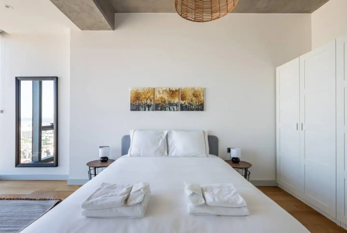 یک اقامت پنج ستاره در رزیدانس سینپاش کویین. دسترسی به استخر، باشگاه، پارکینگ رایگان و منظره طبقه ۴۴.