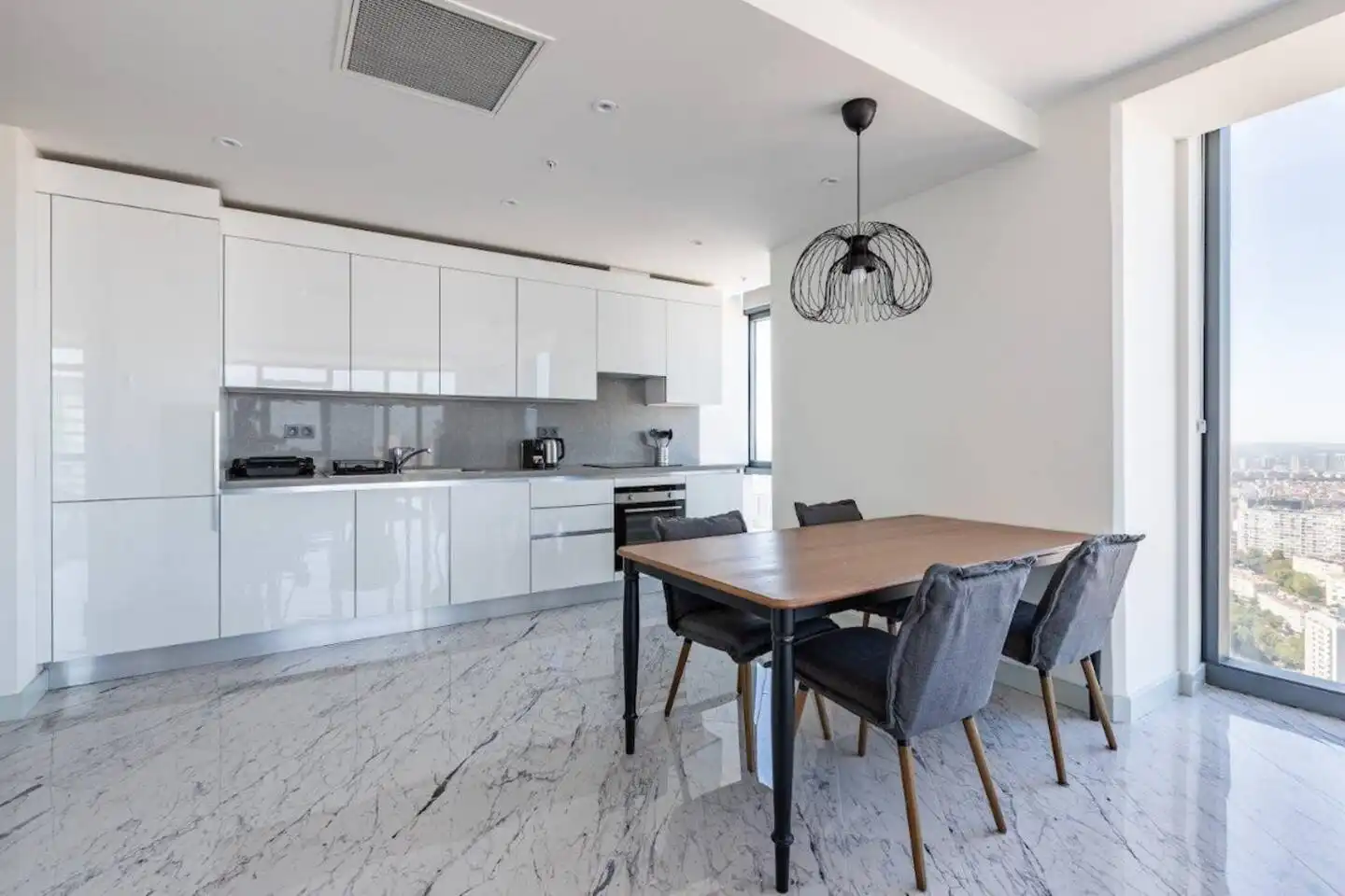 یک اقامت پنج ستاره در رزیدانس سینپاش کویین. دسترسی به استخر، باشگاه، پارکینگ رایگان و منظره طبقه ۴۴.