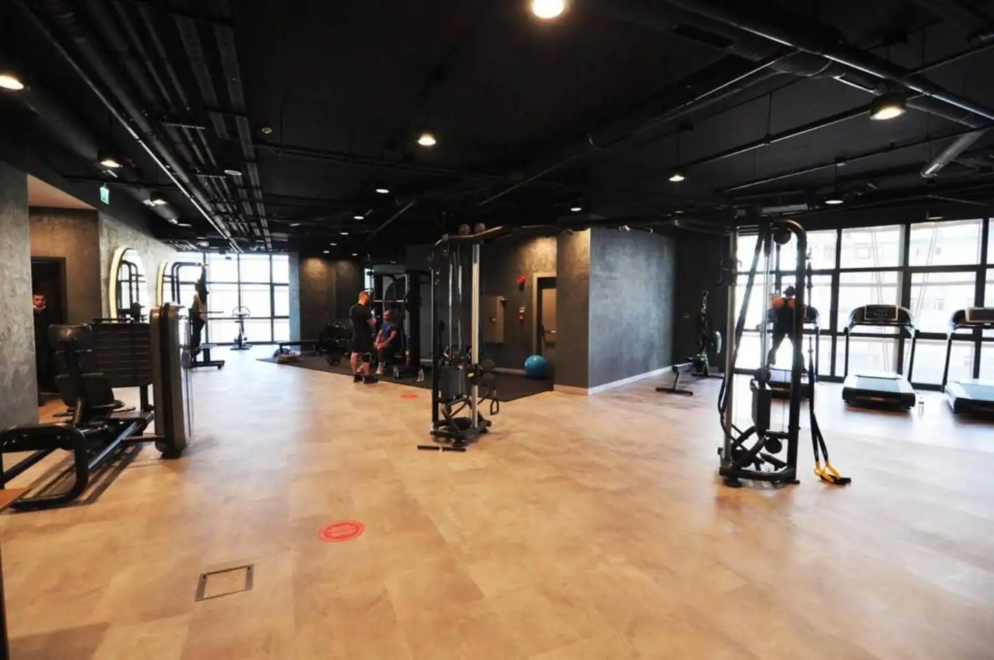 یک اقامت پنج ستاره در رزیدانس سینپاش کویین. دسترسی به استخر، باشگاه، پارکینگ رایگان و منظره طبقه ۴۴.