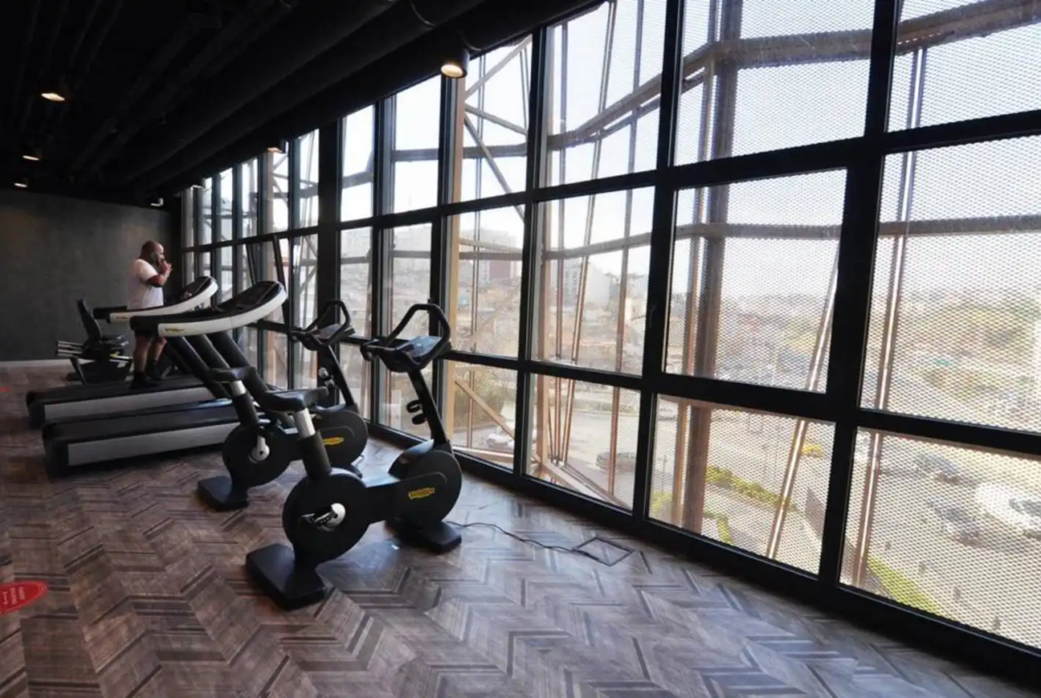 یک اقامت پنج ستاره در رزیدانس سینپاش کویین. دسترسی به استخر، باشگاه، پارکینگ رایگان و منظره طبقه ۴۴.