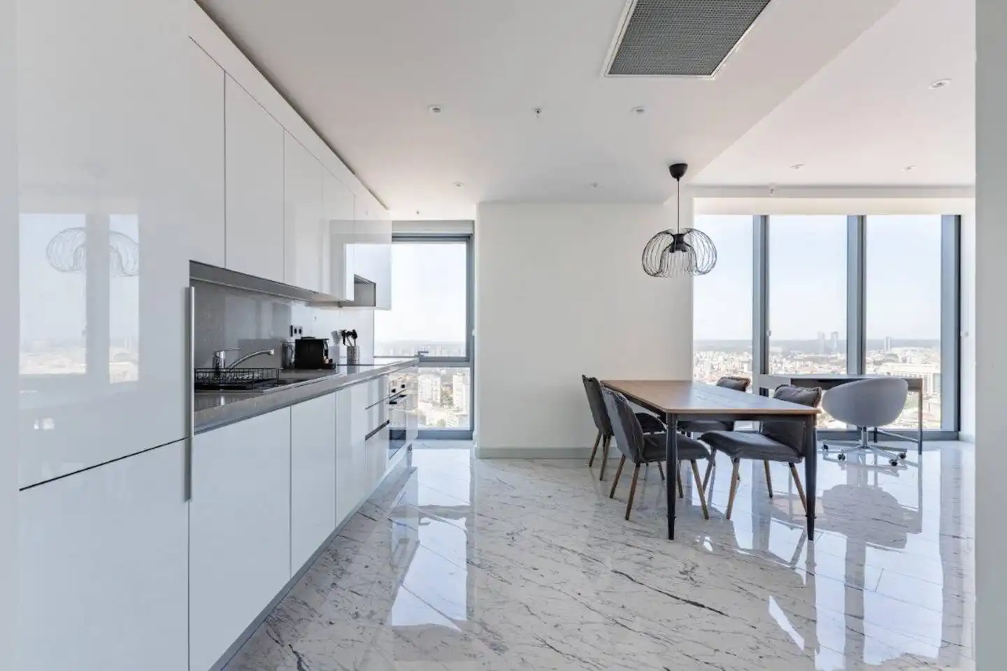 یک اقامت پنج ستاره در رزیدانس سینپاش کویین. دسترسی به استخر، باشگاه، پارکینگ رایگان و منظره طبقه ۴۴.