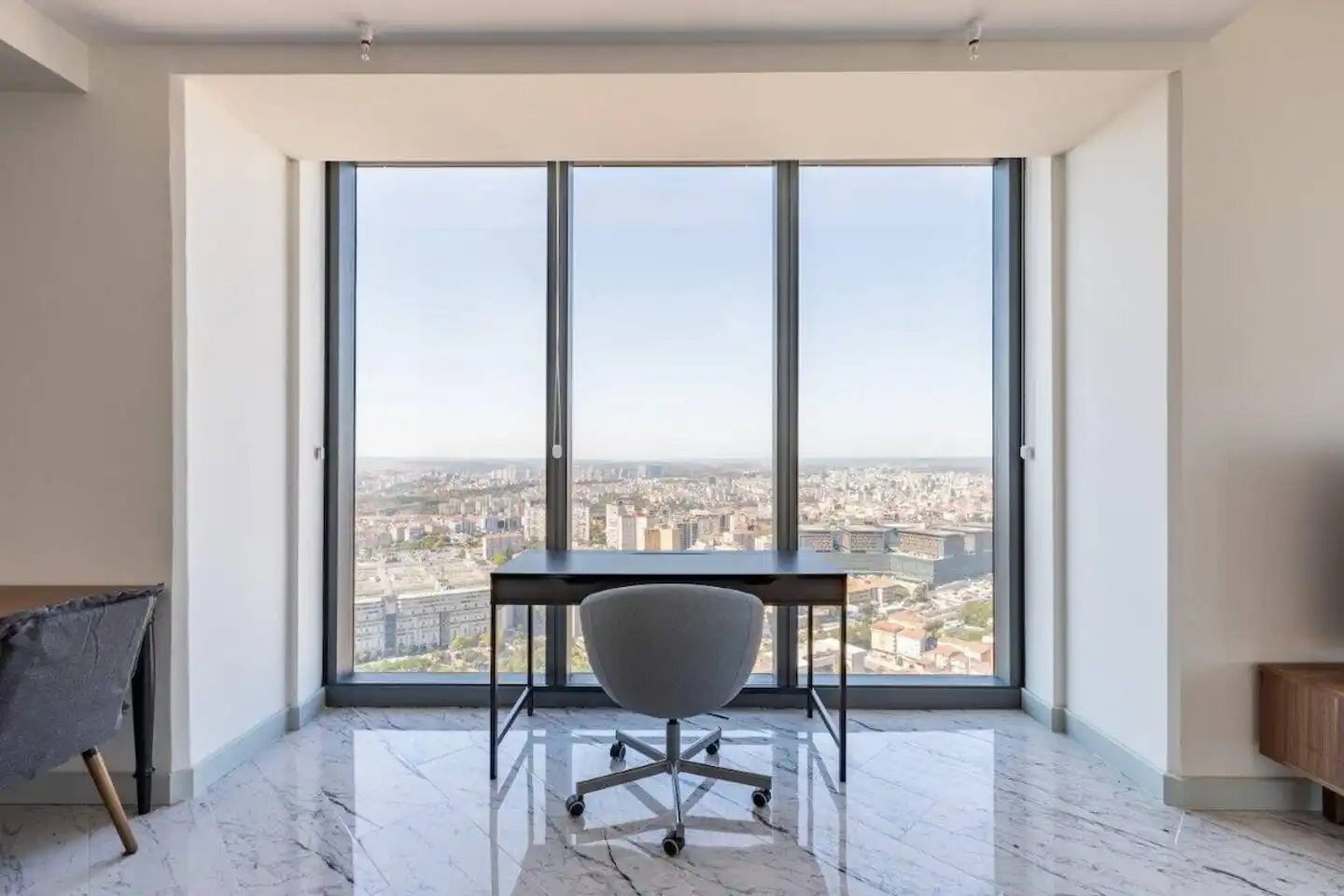 یک اقامت پنج ستاره در رزیدانس سینپاش کویین. دسترسی به استخر، باشگاه، پارکینگ رایگان و منظره طبقه ۴۴.