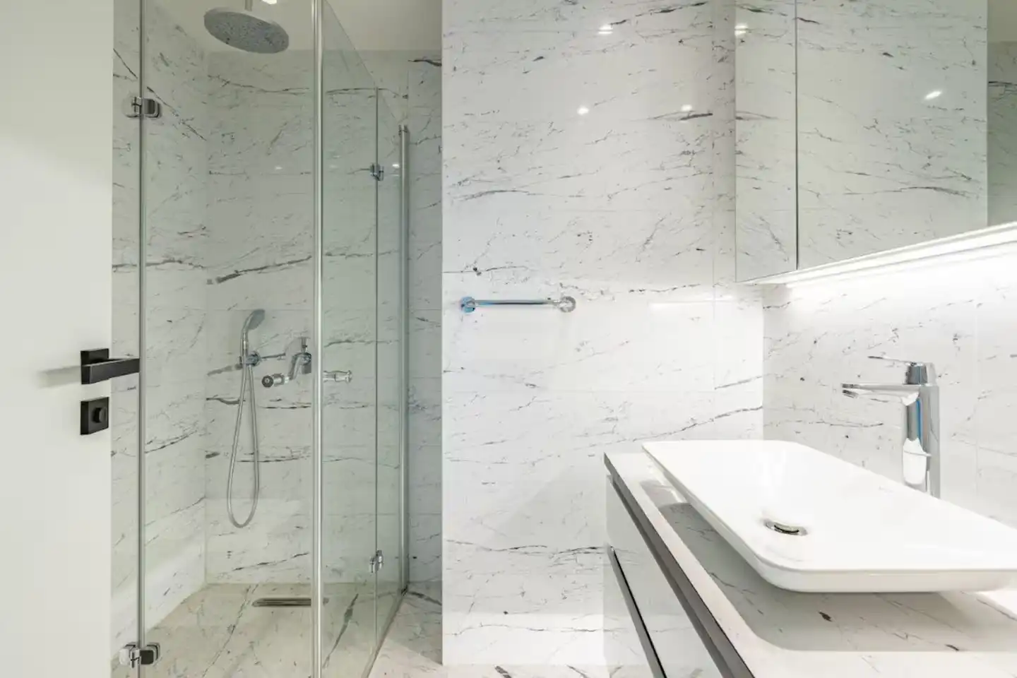 یک اقامت پنج ستاره در رزیدانس سینپاش کویین. دسترسی به استخر، باشگاه، پارکینگ رایگان و منظره طبقه ۴۴.