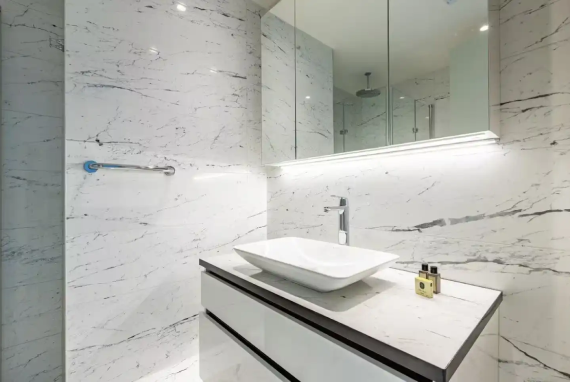 یک اقامت پنج ستاره در رزیدانس سینپاش کویین. دسترسی به استخر، باشگاه، پارکینگ رایگان و منظره طبقه ۴۴.