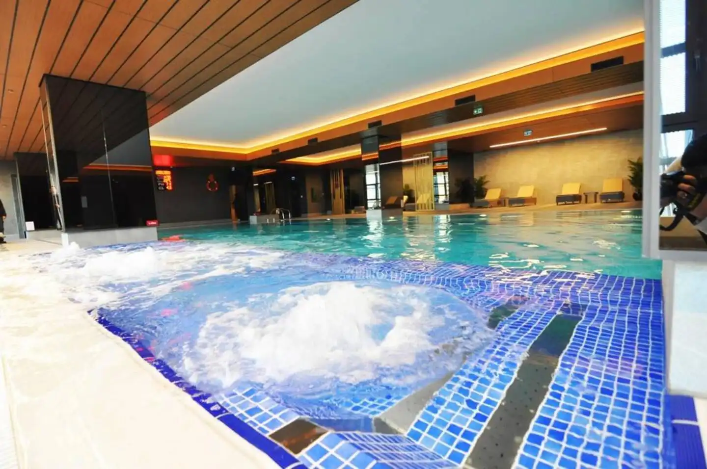 یک اقامت پنج ستاره در رزیدانس سینپاش کویین. دسترسی به استخر، باشگاه، پارکینگ رایگان و منظره طبقه ۴۴.