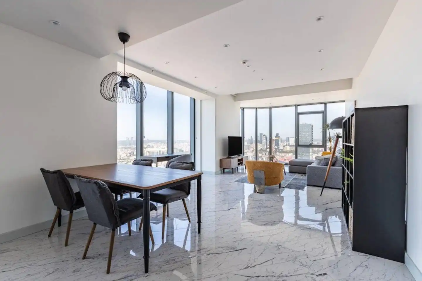 یک اقامت پنج ستاره در رزیدانس سینپاش کویین. دسترسی به استخر، باشگاه، پارکینگ رایگان و منظره طبقه ۴۴.