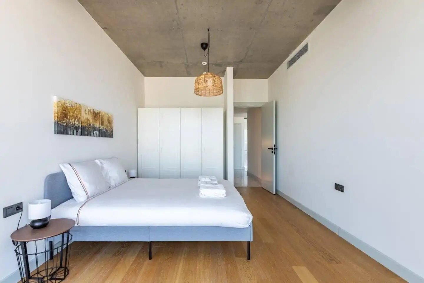 یک اقامت پنج ستاره در رزیدانس سینپاش کویین. دسترسی به استخر، باشگاه، پارکینگ رایگان و منظره طبقه ۴۴.