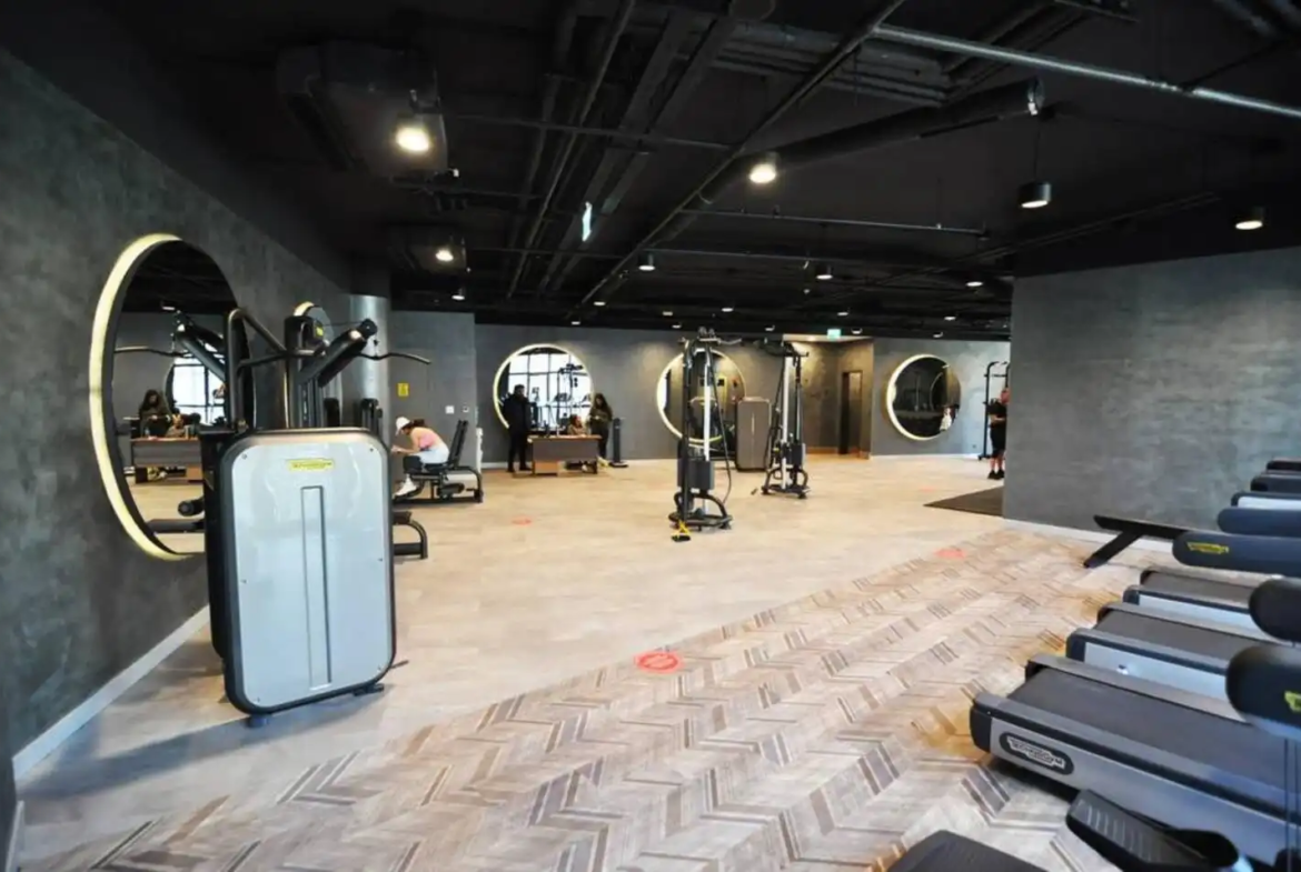 یک اقامت پنج ستاره در رزیدانس سینپاش کویین. دسترسی به استخر، باشگاه، پارکینگ رایگان و منظره طبقه ۴۴.